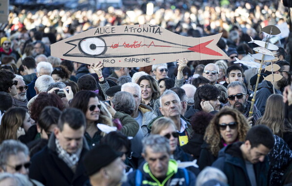 Οι «Σαρδέλες» στριμώχνουν τον Σαλβίνι: Μαζική διαδήλωση κατά της ξενοφοβίας στη Ρώμη