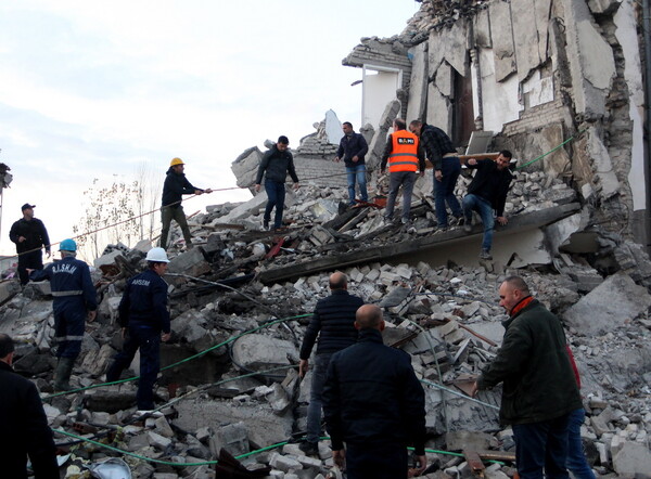 Αλβανία: Τουλάχιστον 6 νεκροί από τον φονικό σεισμό - Εγκλωβισμένοι και τραυματίες