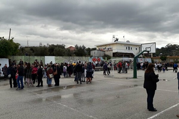Κρήτη: Στις αυλές των σχολείων οι μαθητές μετά τον σεισμό