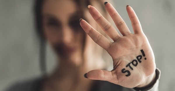 «Φταίνε οι γυναίκες»: Πολλοί στην Ιταλία πιστεύουν πως τα θύματα ευθύνονται για τις σεξουαλικές επιθέσεις εναντίον τους