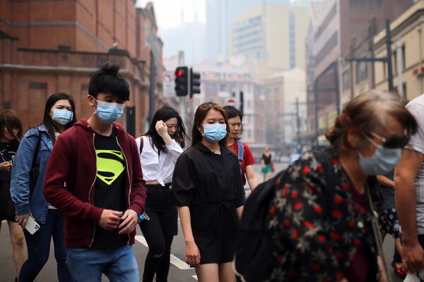 Σε κατάσταση ασφυξίας το Σίδνεϊ - Με μάσκες στους δρόμους για να αποφύγουν το τοξικό νέφος