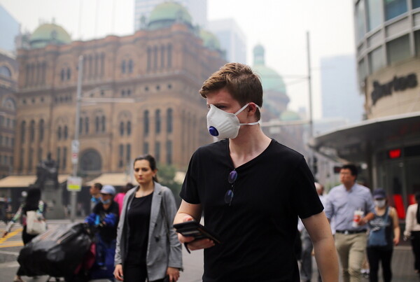 Σε κατάσταση ασφυξίας το Σίδνεϊ - Με μάσκες στους δρόμους για να αποφύγουν το τοξικό νέφος