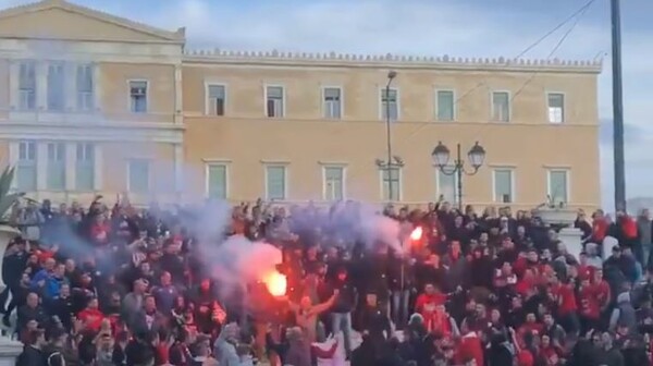 Μεγάλη συγκέντρωση οπαδών του Ολυμπιακού στο Σύνταγμα - Φωτοβολίδες και συνθήματα
