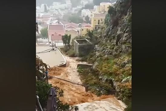 Κακοκαιρία «Γηρυόνης»: Πνίγηκε η Σύμη - Οι δρόμοι μετατράπηκαν σε χειμάρρους