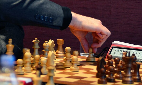 Αφαίρεσαν τον τίτλο του Grandmaster από σκακιστή που έκλεψε σε αγώνες με κινητό