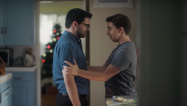 Στο σπίτι για τα Χριστούγεννα: Η δυνατή ΛΟΑΤΚΙ+ καμπάνια για την αποδοχή