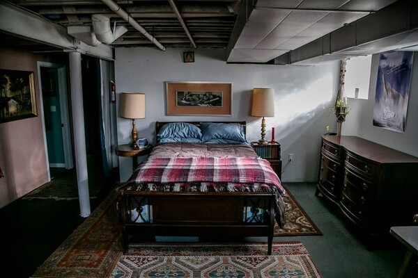 Αυτό το υπόγειο διαμέρισμα με διακόσμηση «Stranger Things» κάνει θραύση στο Airbnb
