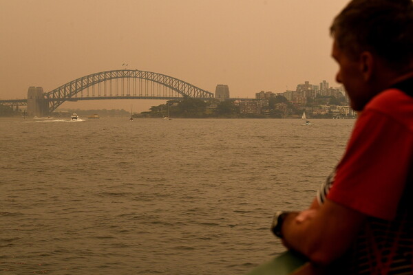 Αυστραλία: Αγωνιώδης μάχη με 150 πυρκαγιές - Σύννεφα καπνού κάλυψαν στο Σίδνεϊ