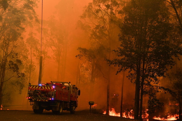 Αυστραλία: Αγωνιώδης μάχη με 150 πυρκαγιές - Σύννεφα καπνού κάλυψαν στο Σίδνεϊ