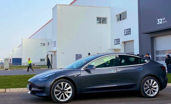 Τα πρώτα Tesla της Κίνας - Ο Έλον Μασκ επενδύει στα Μade in China κόντρα στις ΗΠΑ