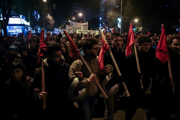 Θεσσαλονίκη: Σε εξέλιξη η πορεία φοιτητών και αντιεξουσιαστών για την επέτειο της δολοφονίας του Αλέξη Γρηγορόπουλου