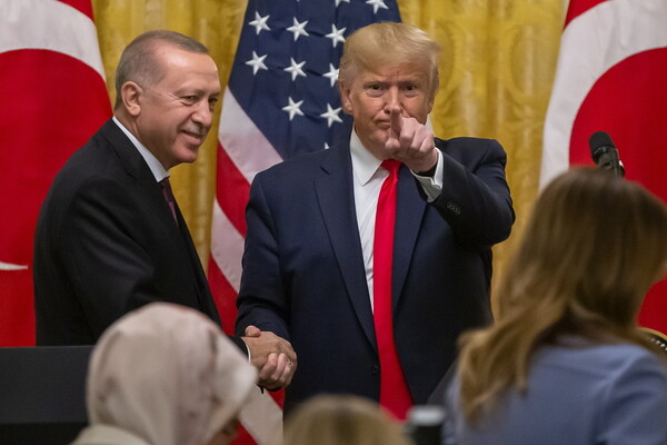 Τραμπ-Ερντογάν συναντήθηκαν εκτός προγράμματος στο περιθώριο της συνόδου του ΝΑΤΟ
