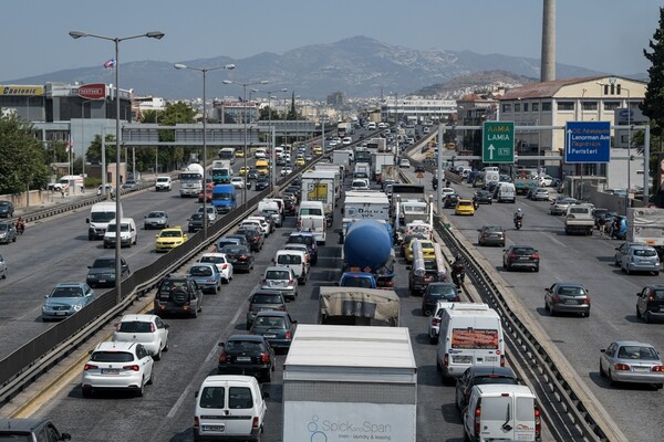 Κυκλοφοριακό χάος στον Κηφισό μετά από σύγκρουση φορτηγών