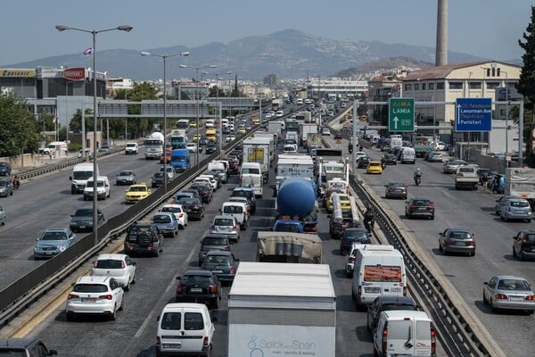 Κυκλοφοριακό χάος στον Κηφισό μετά από σύγκρουση φορτηγών