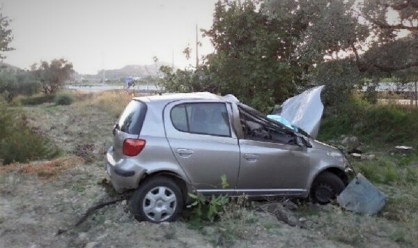 «Καρφώθηκε» με το αυτοκίνητο σε δέντρο και γλίτωσε – Μόλις βγήκε, σκοτώθηκε από διερχόμενο όχημα