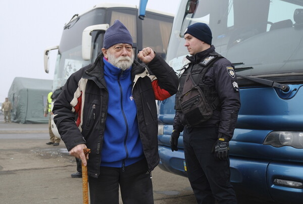 H Ουκρανία και οι αυτονομιστές που υποστηρίζονται από τη Ρωσία αντάλλαξαν δεκάδες αιχμάλωτους