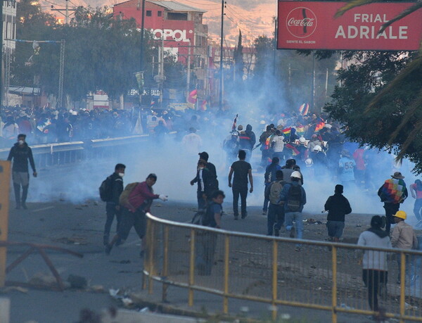 Βολιβία: Οκτώ νεκροί από τις ταραχές ανάμεσα σε αστυνομία και διαδηλωτές