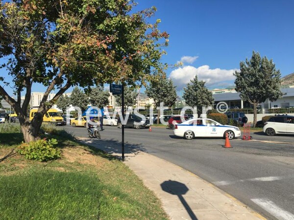 Η λεωφόρος Βουλιαγμένης γέμισε ελαιόλαδο - «Χάος» μετά από ατύχημα με φορτηγό