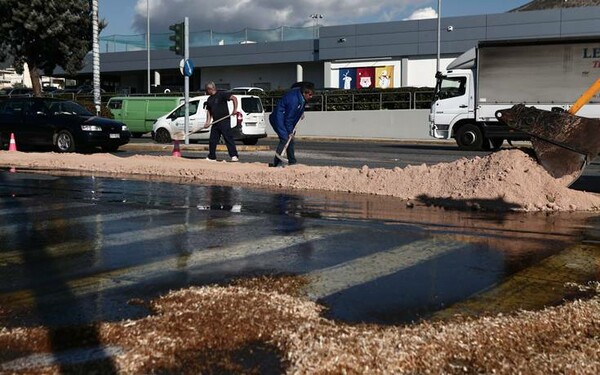 Η λεωφόρος Βουλιαγμένης γέμισε ελαιόλαδο - «Χάος» μετά από ατύχημα με φορτηγό