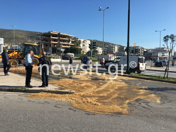 Η λεωφόρος Βουλιαγμένης γέμισε ελαιόλαδο - «Χάος» μετά από ατύχημα με φορτηγό