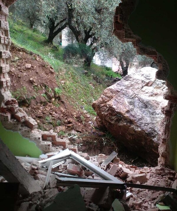 Άρτα: Βράχος αποκολλήθηκε από βουνό και κατέληξε σε σπίτι - Γκρεμίστηκε τοίχος