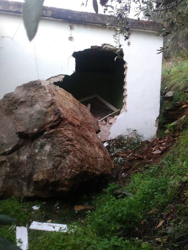 Άρτα: Βράχος αποκολλήθηκε από βουνό και κατέληξε σε σπίτι - Γκρεμίστηκε τοίχος