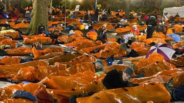 Χιλιάδες άνθρωποι σε μεγάλες πόλεις του κόσμου κοιμήθηκαν «σαν άστεγοι» για φιλανθρωπικό σκοπό