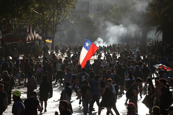 Χιλή: Νέα κλιμάκωση της βίας - Για κίνδυνο ανεπανόρθωτης ζημιάς προειδοποιεί ο Πινιέρα