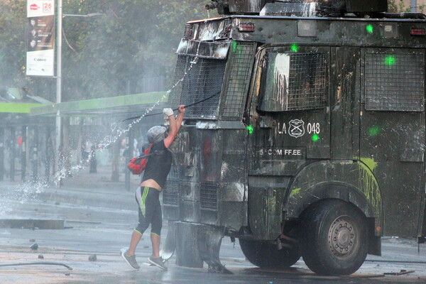 Χωρίς τέλος ο κύκλος βίας στη Χιλή - Βανδαλισμοί, τραυματισμοί και συλλήψεις
