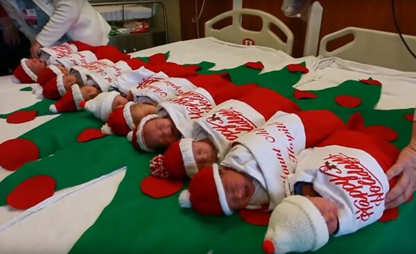 Σε αυτό το νοσοκομείο στέλνουν τα νεογέννητα σπίτι μέσα σε χριστουγεννιάτικες κάλτσες