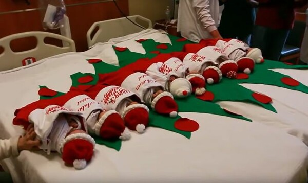 Σε αυτό το νοσοκομείο στέλνουν τα νεογέννητα σπίτι μέσα σε χριστουγεννιάτικες κάλτσες