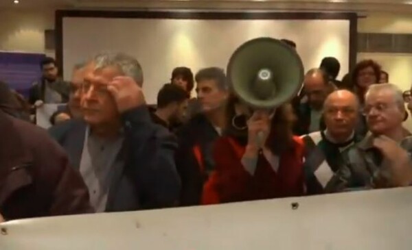 Ένταση και χημικά στο Ζάππειο: Συνδικαλιστές επιχείρησαν να εισβάλουν στην αίθουσα