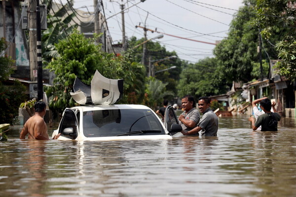 «Από τις πιο ακραίες κακοκαιρίες εδώ και 1,5 αιώνα»: Δεκάδες νεκροί στην Ινδονησία από τις πλημμύρες