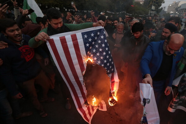 Δολοφονία Σουλεϊμανί: Σε αχαρτογράφητα νερά η σύγκρουση ΗΠΑ/Ιράν - Τι εκτιμούν οι αναλυτές