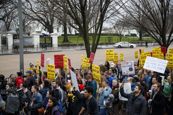 «Έξω οι ΗΠΑ από τη Μέση Ανατολή»: Αμερικανοί διαδηλώνουν κατά ενός πολέμου με το Ιράν