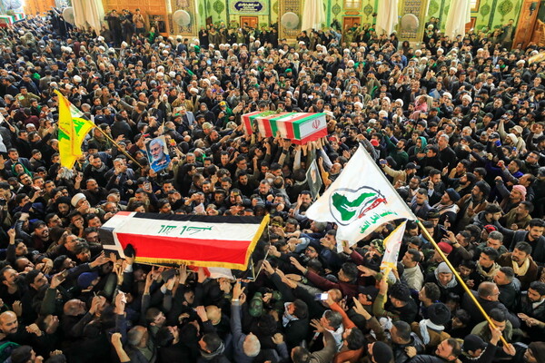 «Πραγματοποίησες το όνειρό σου, συνάντησες τον ιμάμη Χουσέιν»: Χιλιάδες Ιρανοί αποχαιρετούν τον Σουλεϊμανί