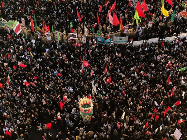 Κοσμοπλημμύρα στο κέντρο της Τεχεράνης - Χιλιάδες Ιρανοί τιμούν τον Κασέμ Σουλεϊμανί