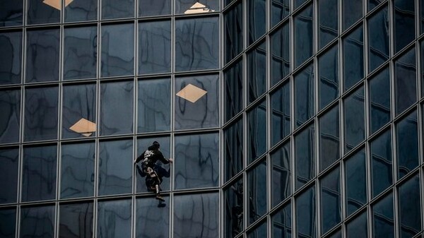 Ο Alain Robert σκαρφάλωσε σε πύργο του Παρισιού για να στηρίξει τους απεργούς