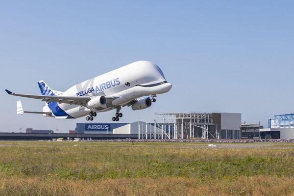 Beluga XL: Στους αιθέρες η θηριώδης «ιπτάμενη φάλαινα» της Airbus