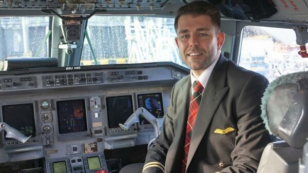 Βρετανία: Οροθετικός κατάφερε να γίνει πιλότος δίνοντας μάχη για να αλλάξουν οι κανονισμοί που το απαγόρευαν