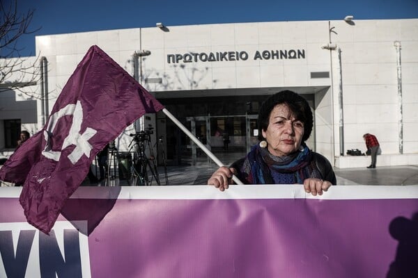 Η Μάγδα Φύσσα αγκαλιά με την μητέρα της Ελένης Τοπαλούδη - Οργή των γονιών στη δίκη