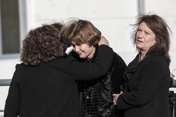 Η Μάγδα Φύσσα αγκαλιά με την μητέρα της Ελένης Τοπαλούδη - Οργή των γονιών στη δίκη