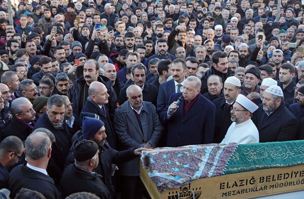 Τουρκία: Ο Ερντογάν στην κηδεία θυμάτων του σεισμού - Κρατούσε το φέρετρο