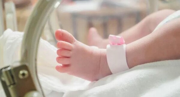 Η εξωσωματική με κατεψυγμένα έμβρυα υπερδιπλασιάζει τον κίνδυνο καρκίνου στα παιδιά