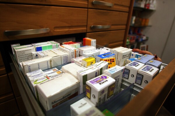 Ο ΕΟΦ διαψεύδει τους φαρμακευτικούς συλλόγους: «Δεν λείπουν 400 φάρμακα από την αγορά»