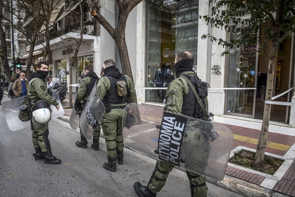 Ομάδα κουκουλοφόρων επιτέθηκε σε αστυνομικούς κοντά στην ΑΣΟΕΕ