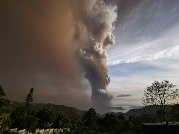 Συναγερμός στις Φιλιππίνες για το ηφαίστειο Ταάλ - 8.000 άνθρωποι απομακρύνονται από την περιοχή