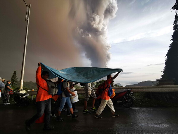 Συναγερμός στις Φιλιππίνες για το ηφαίστειο Ταάλ - 8.000 άνθρωποι απομακρύνονται από την περιοχή