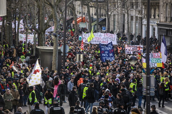 Συνεχίζονται οι διαδηλώσεις στη Γαλλία για το συνταξιοδοτικό - Χιλιάδες πολίτες στους δρόμους