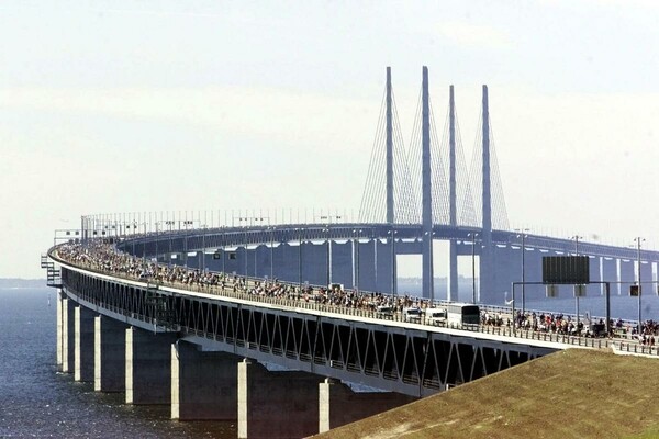 Βάφουν ξανά τη γέφυρα που συνδέει Δανία και Σουηδία- Θα χρειαστούν 13 χρόνια